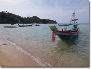 Embarcacion a orillas de la playa Chalok Baan Kao en Ko Tao